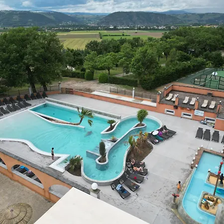 Domaine De Senaud 营地 *